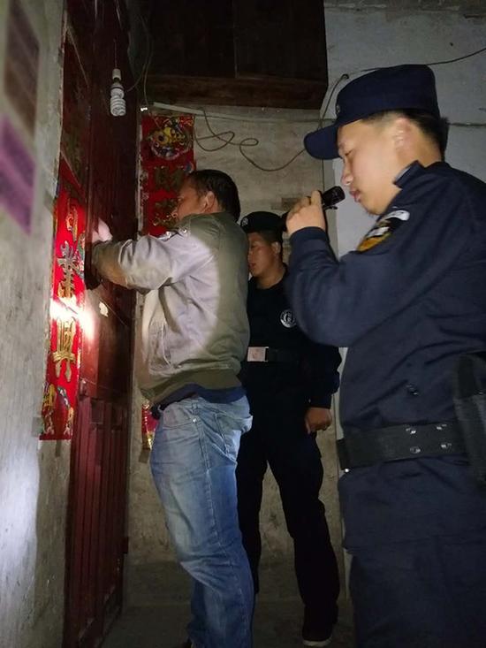 日喀则粗心妈妈误将幼女锁家中 